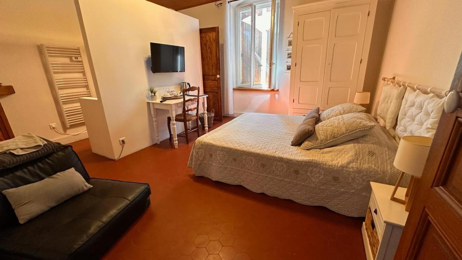 Zimmer mit Queensize-Bett und Gartenblick